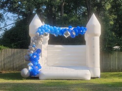 20230819 173206 1739746248 White Bounce House W/ Balloon Garland